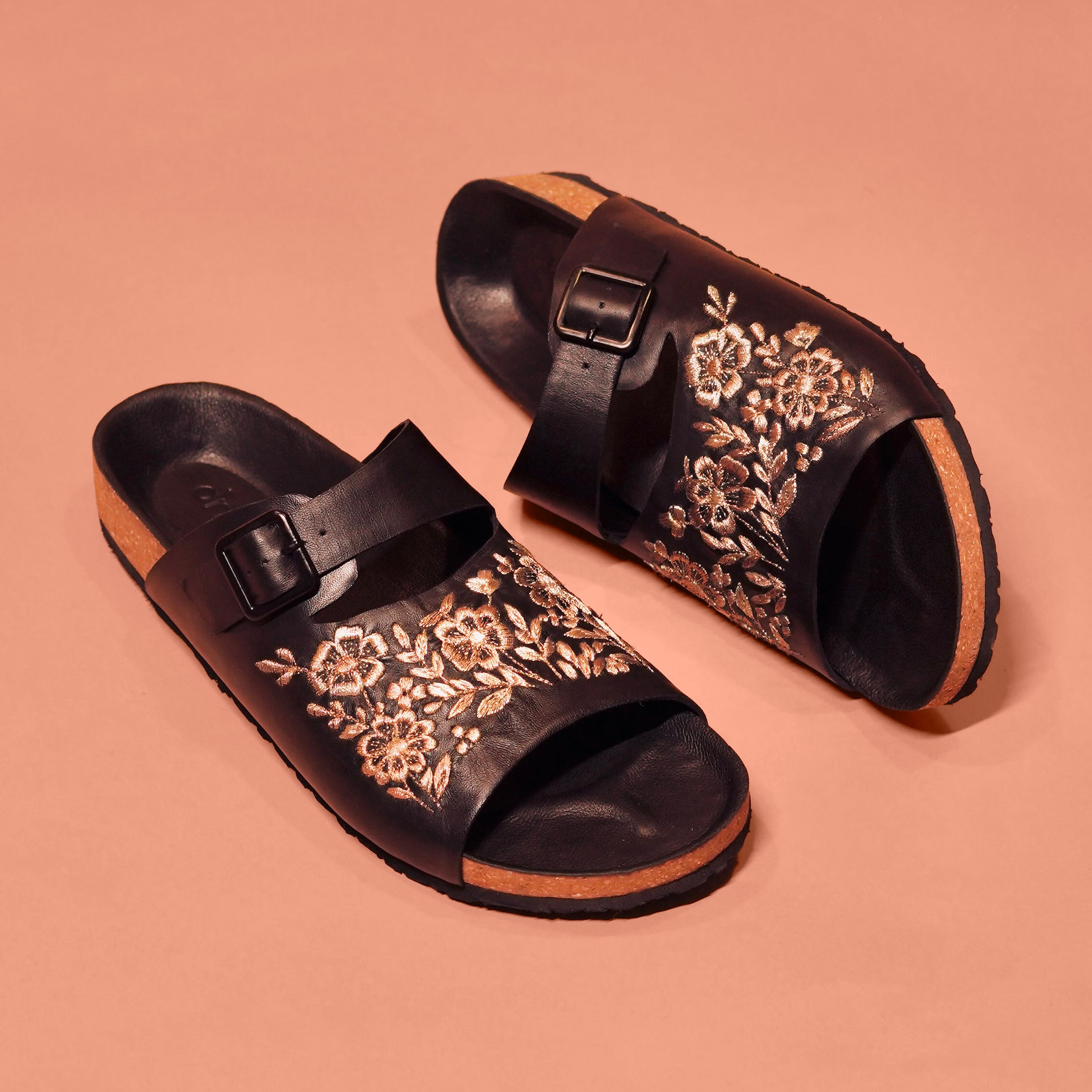 Pelle Corko Nozzo | Black leather zardozi embroidered chappals