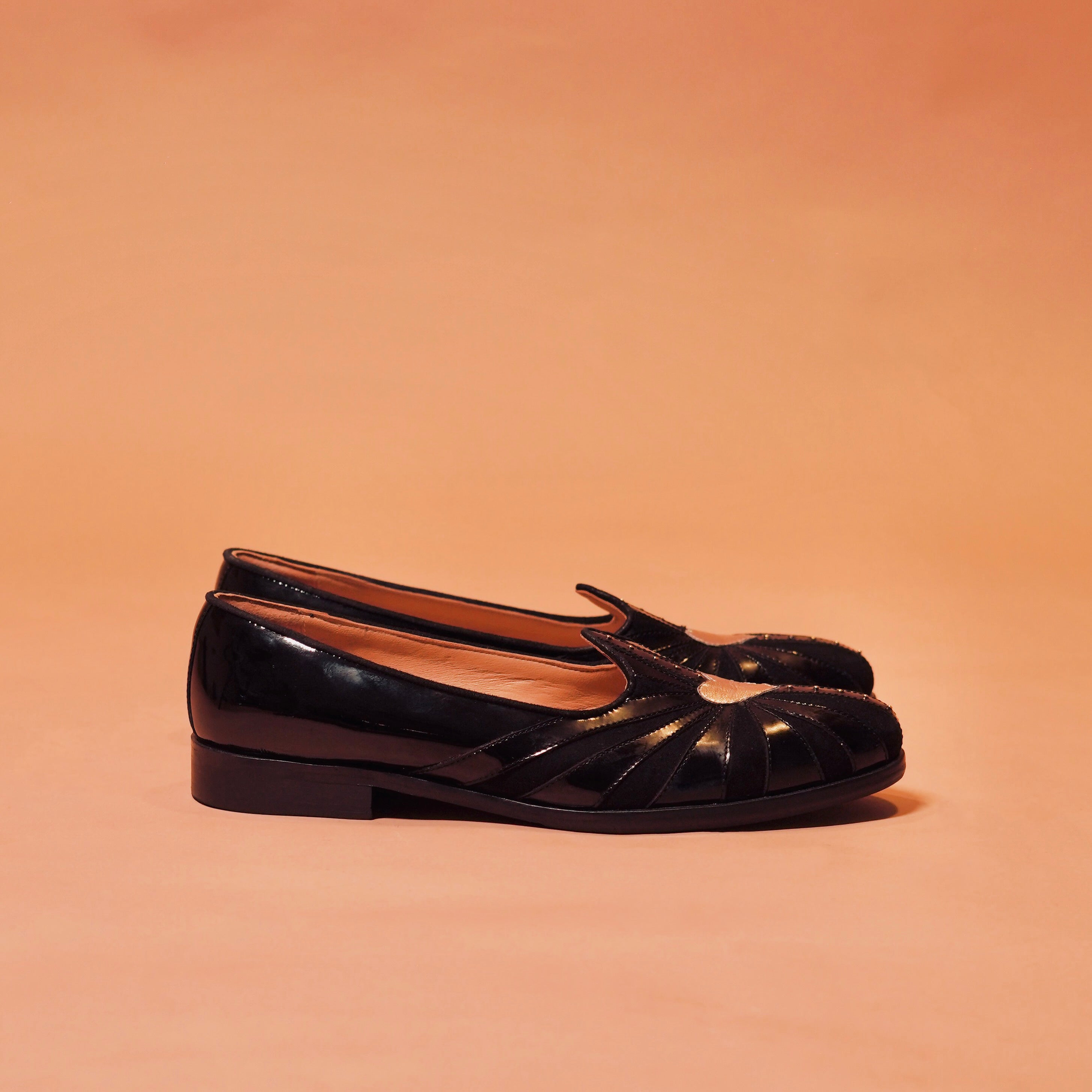 Side view of Ethnico Cuoro Mojri showcasing golden rivet detailing