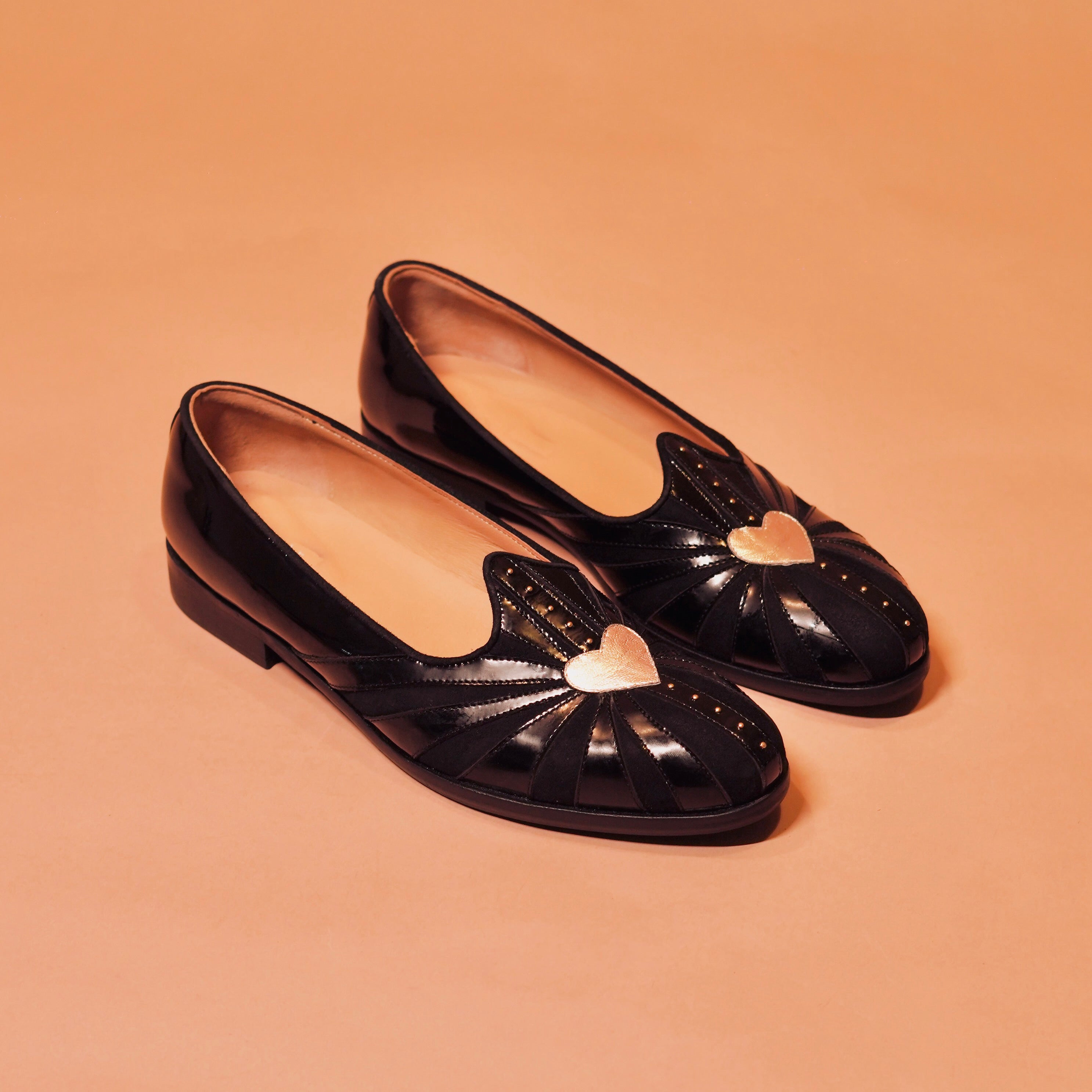 Side view of Ethnico Cuoro Mojri showcasing golden rivet detailing