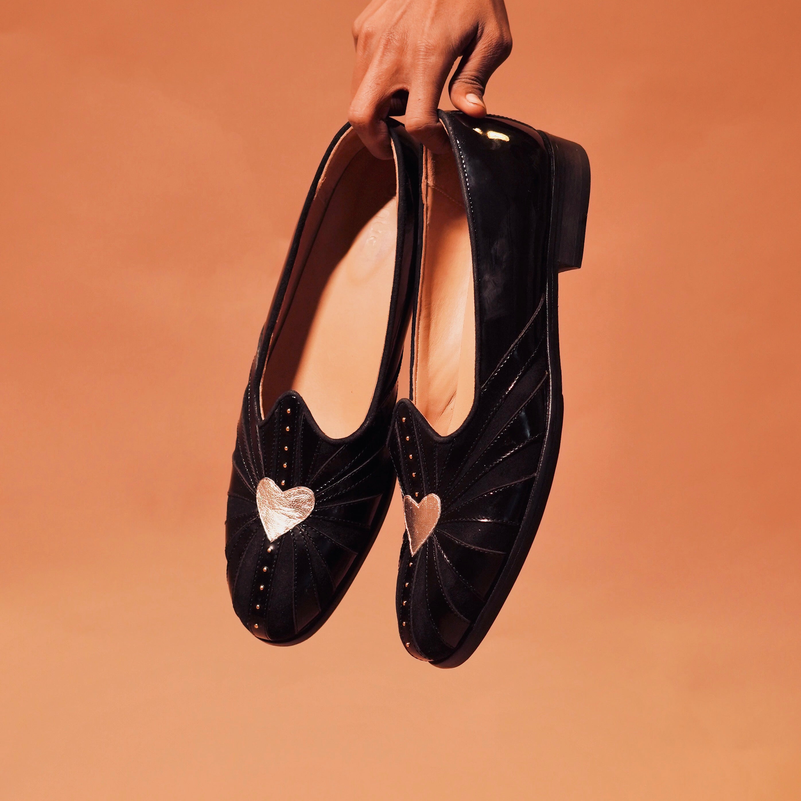 Top view of Ethnico Cuoro highlighting the golden heart and beige lining