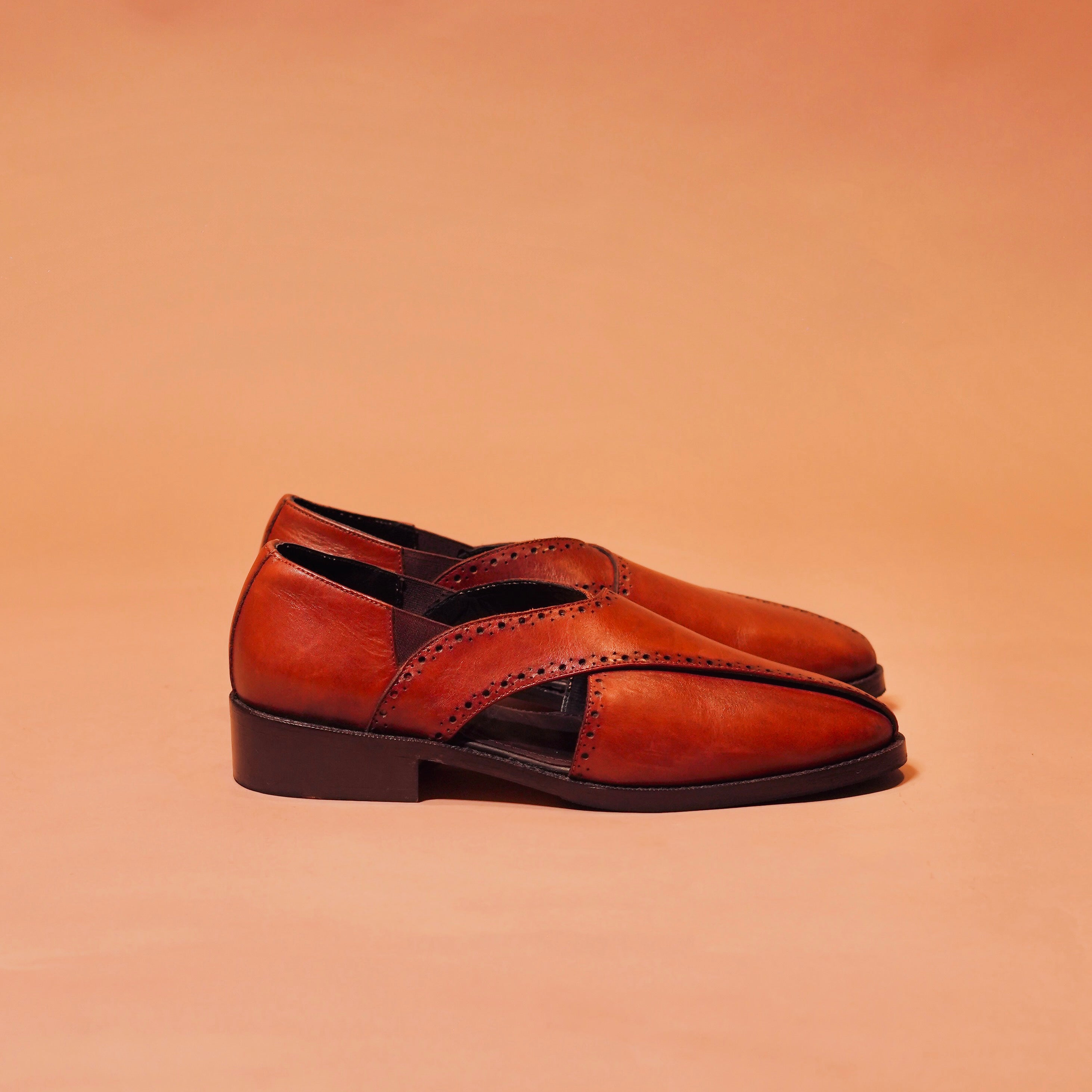 Side view of Pesha Rossa showcasing reddish-brown leather