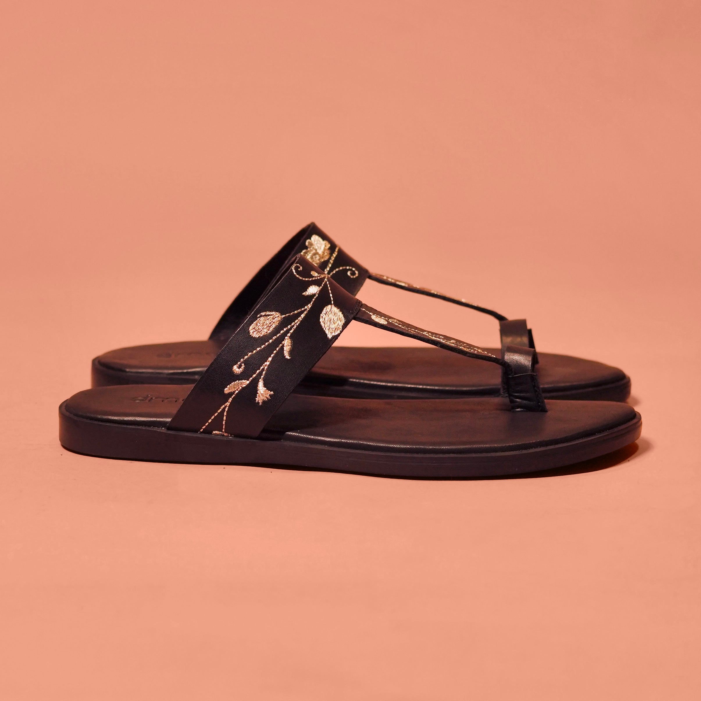 Pelle Nero Ricamo | Embroidered black full-grain leather chappals