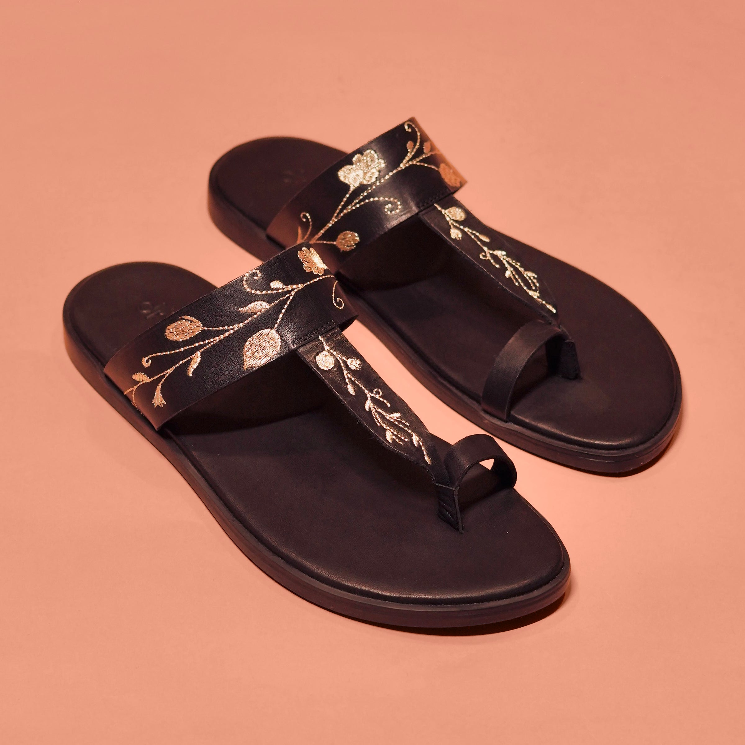 Pelle Nero Ricamo | Embroidered black full-grain leather chappals
