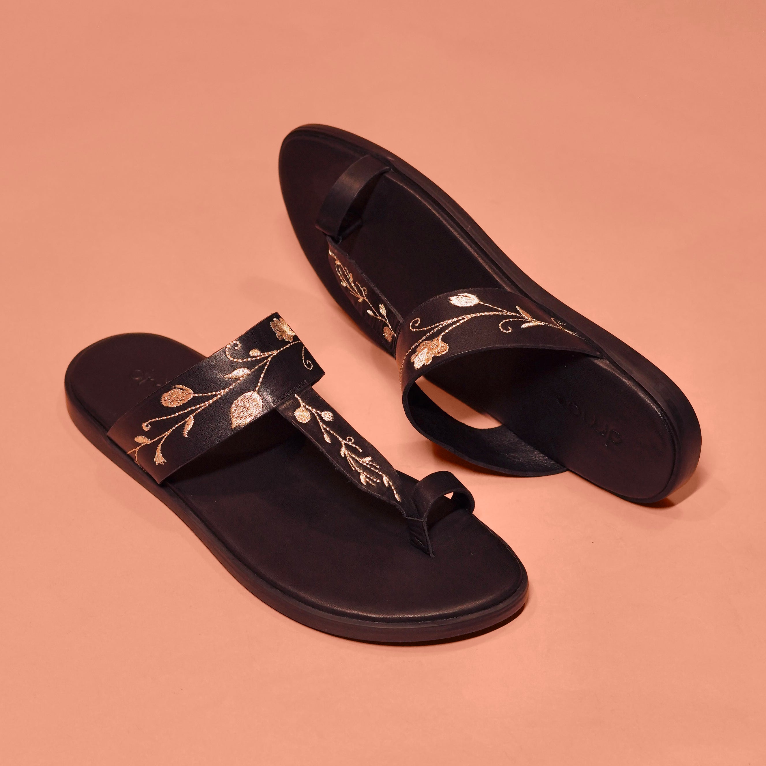 Pelle Nero Ricamo | Embroidered black full-grain leather chappals