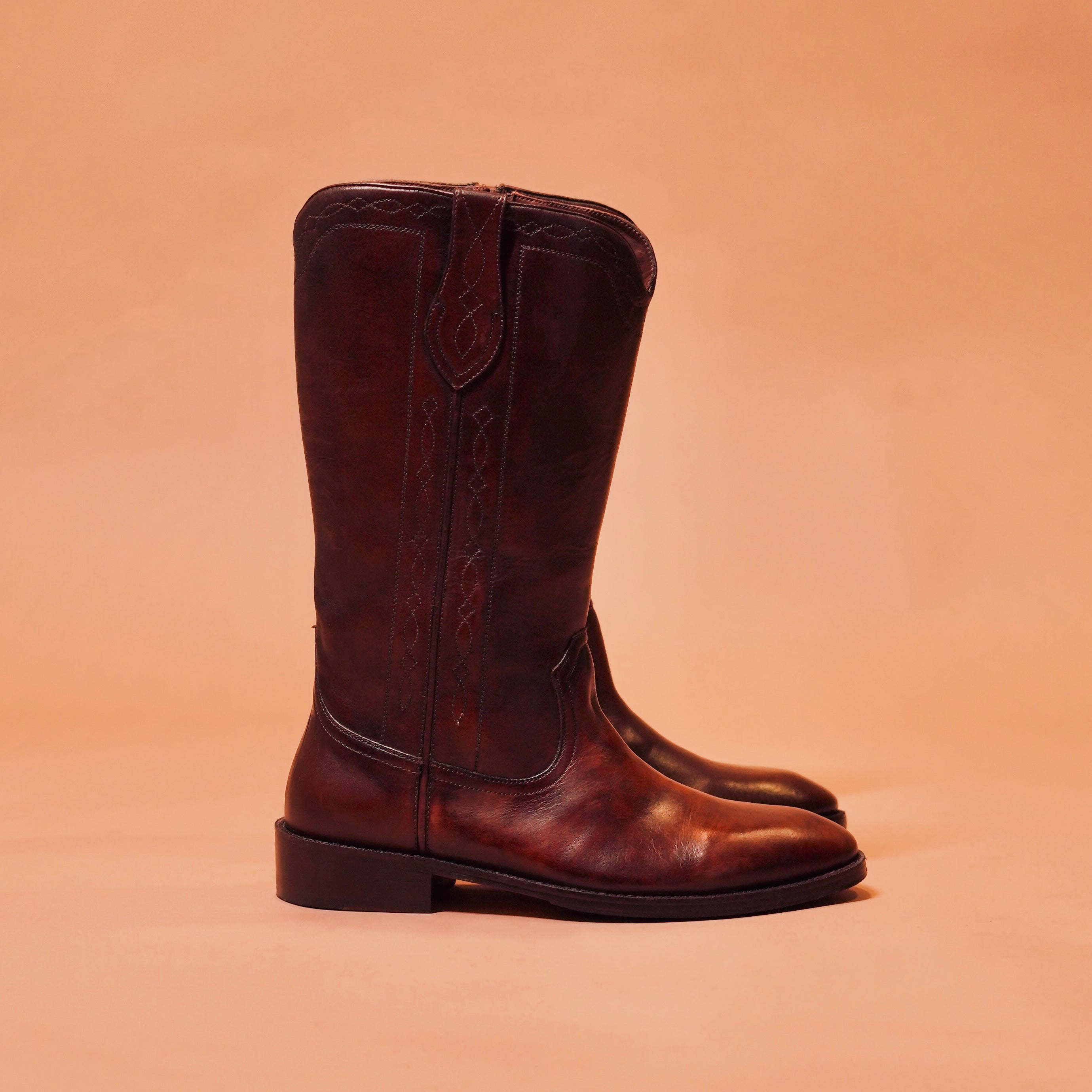 Close-up of the dual-tone leather finish on Sprazzo Mucco