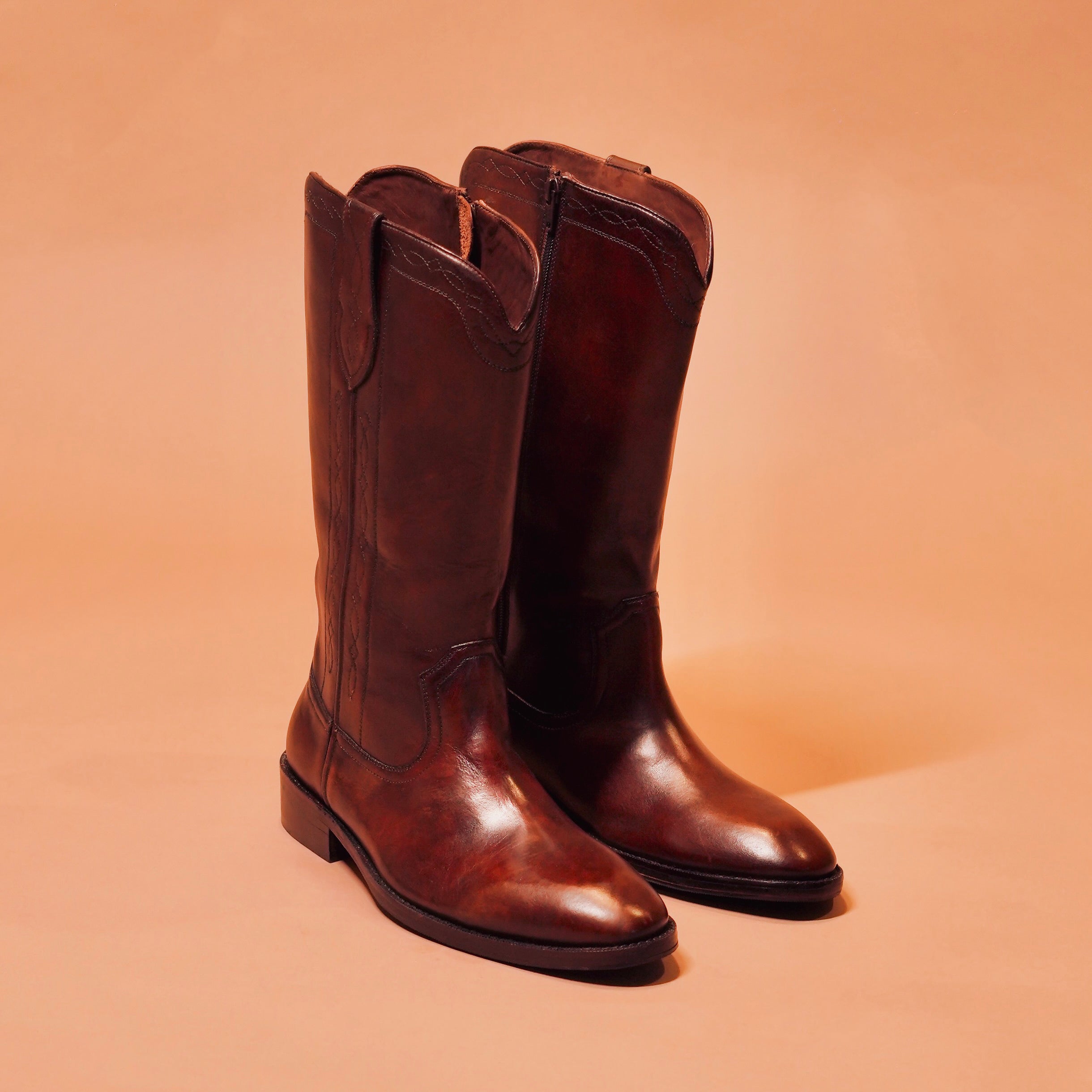 Top view of Sprazzo Mucco highlighting its cowboy-Chelsea hybrid design