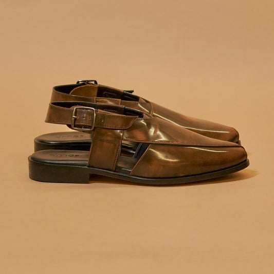 Side profile of Pesha Spazzolato sandal