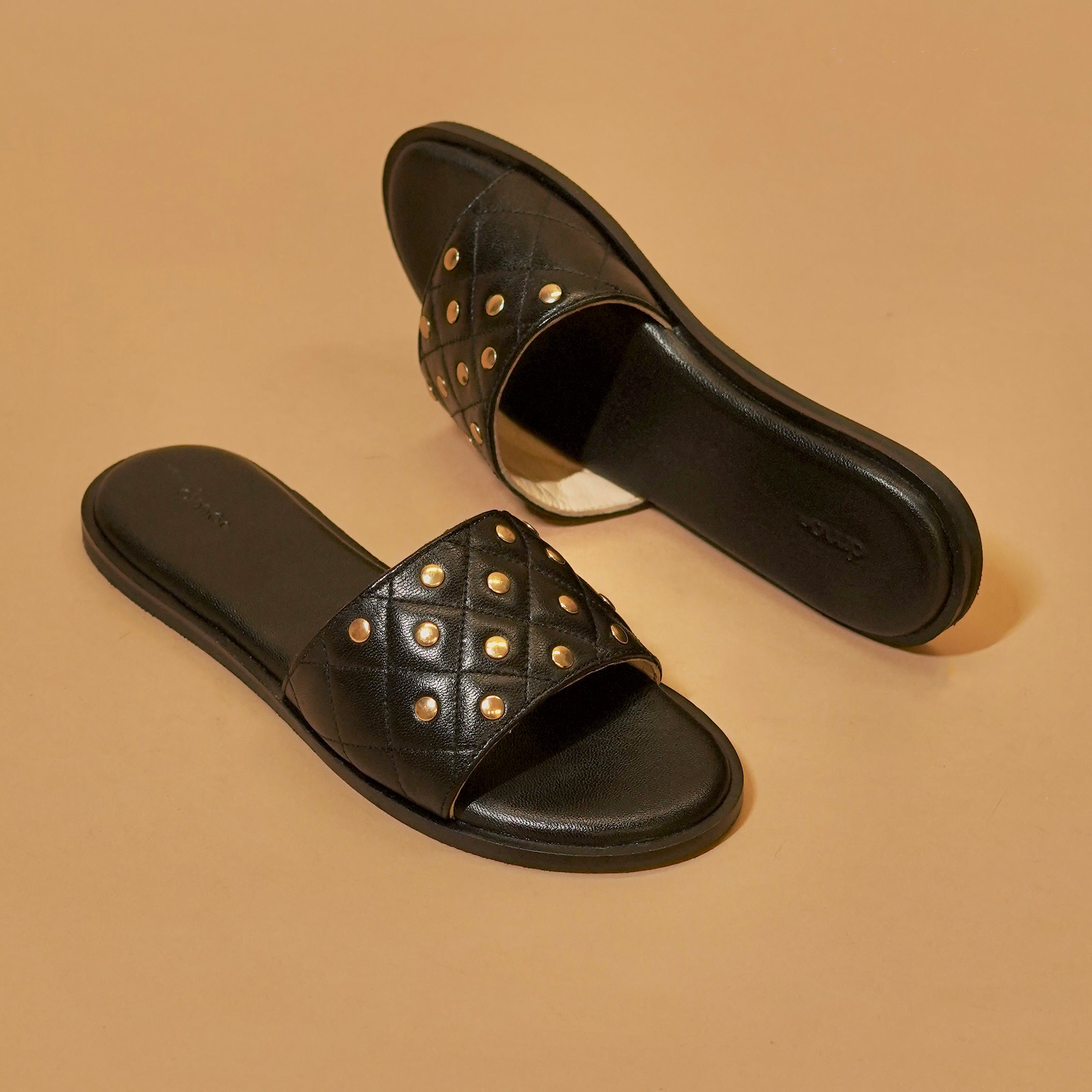 Soft beige insole with metallic detailing