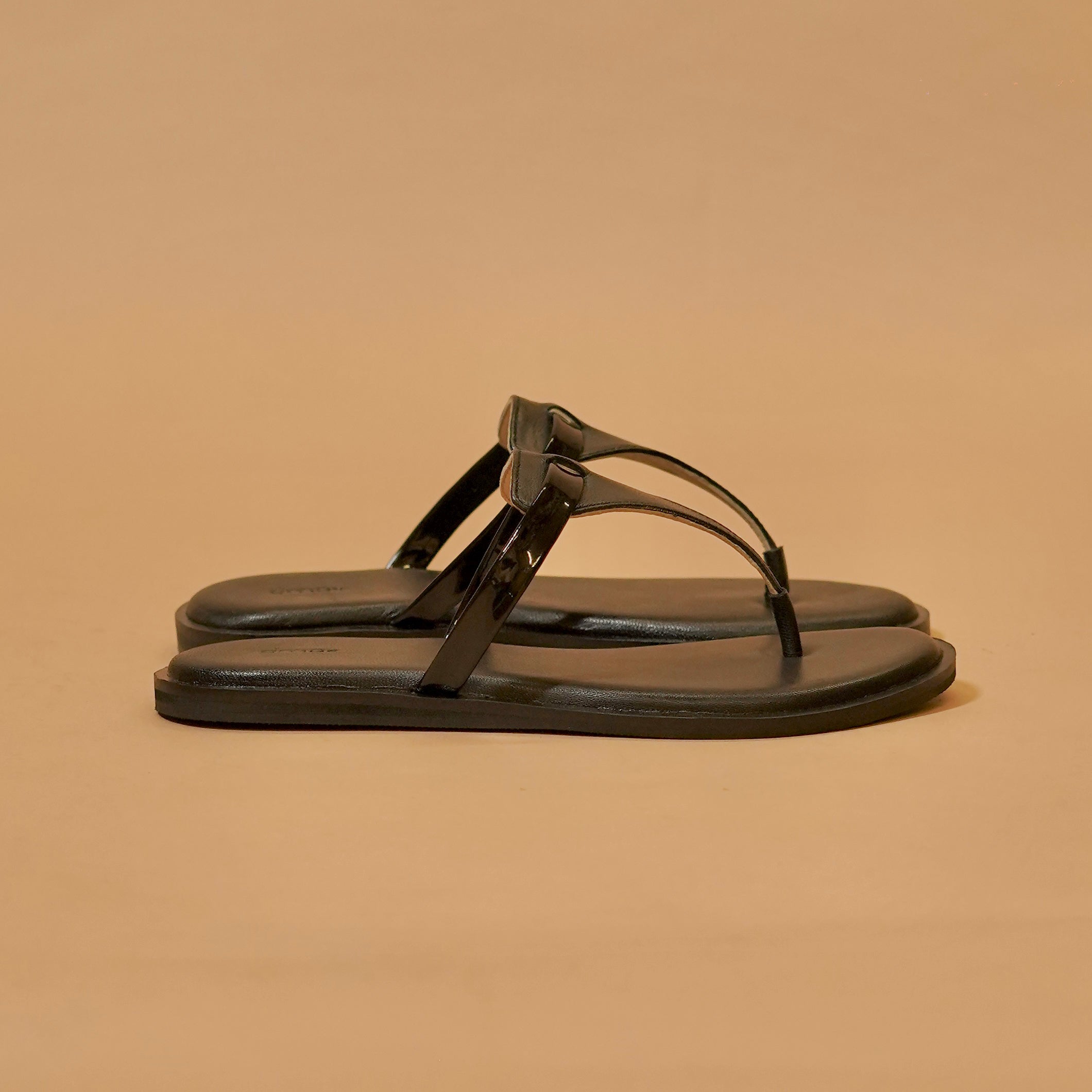 Side view of Pelle Linea Nero