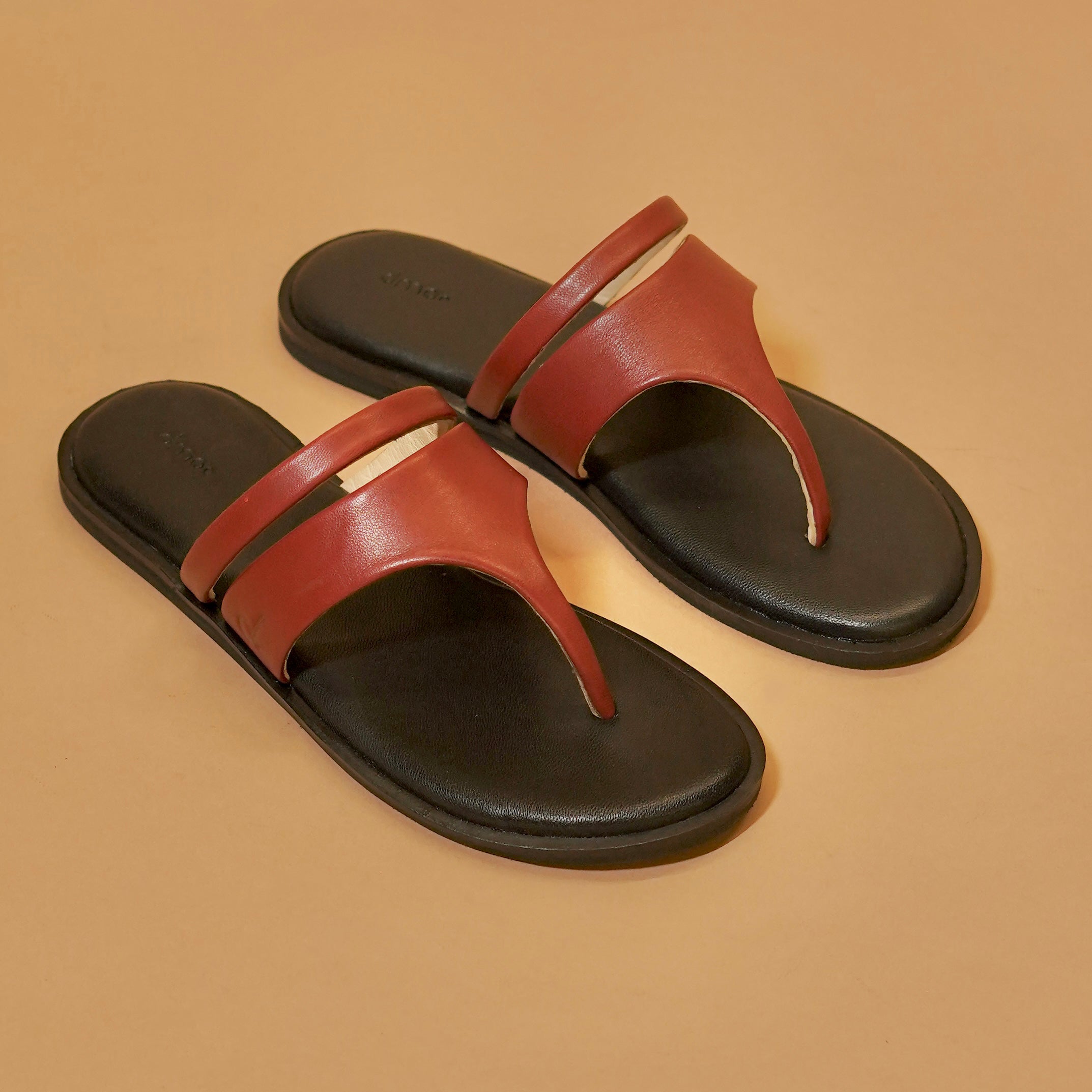 Pelle Rouge red slipper close-up