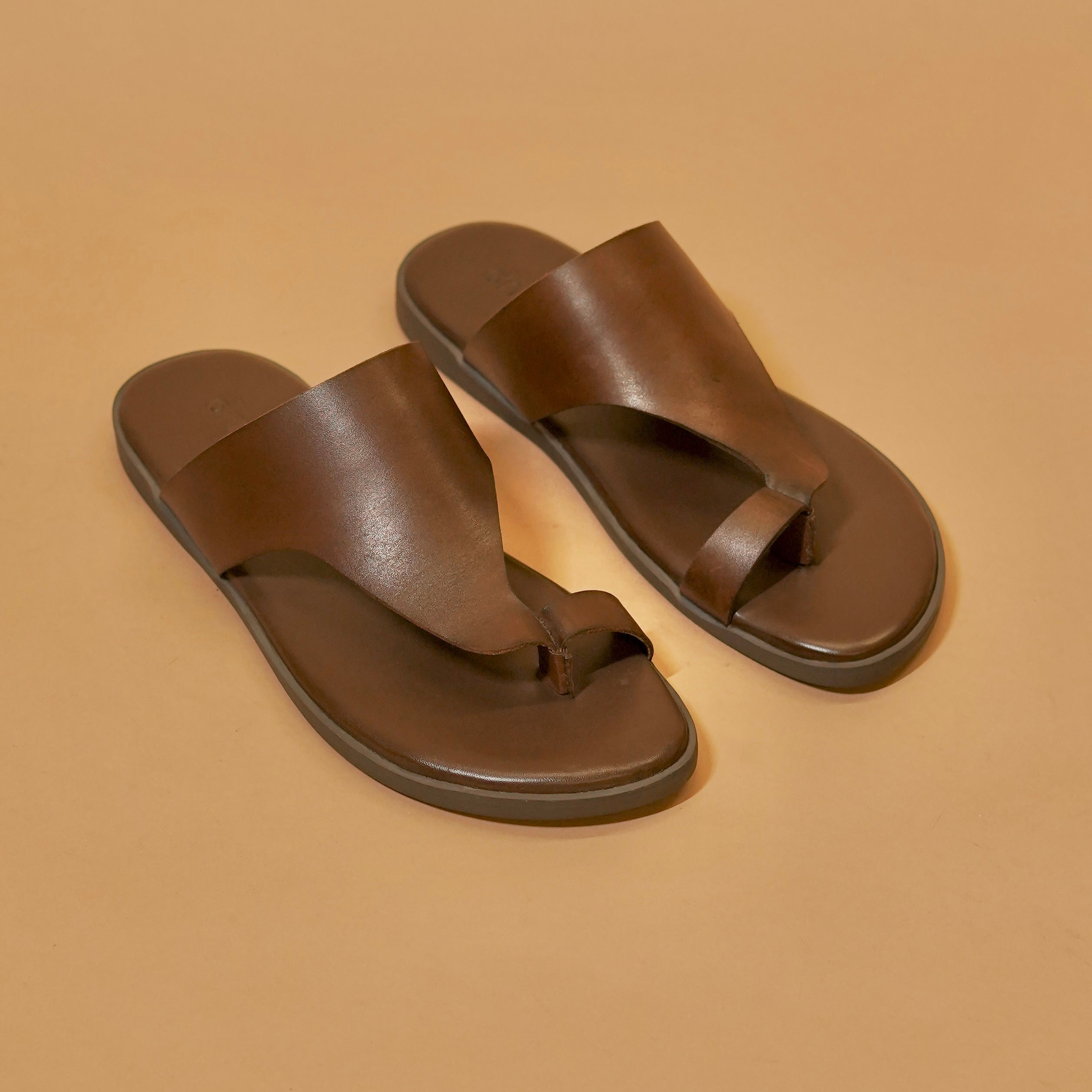 Dark brown leather thumb-loop chappal for men