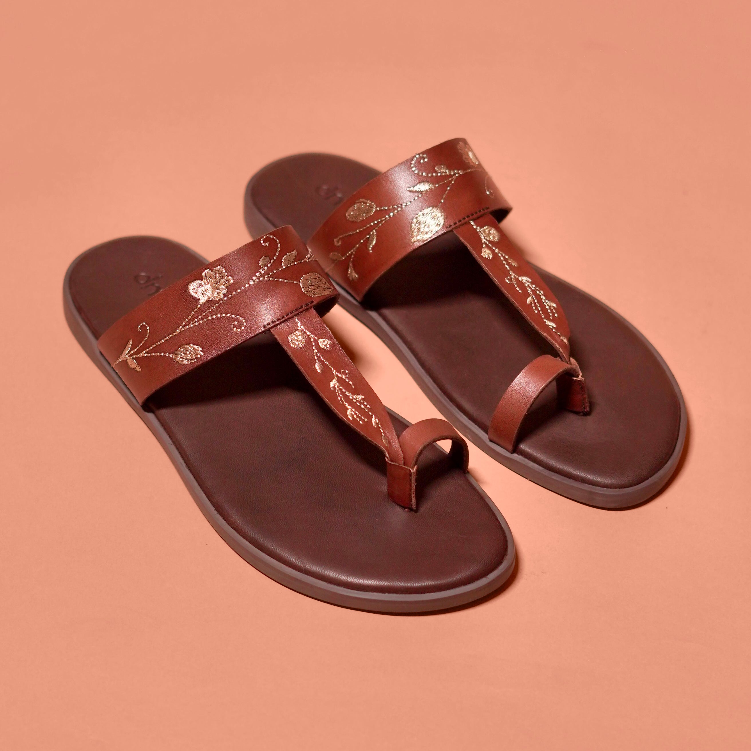 Pelle Chocro Ricamo | Brown Kolhapuri-inspired chappal