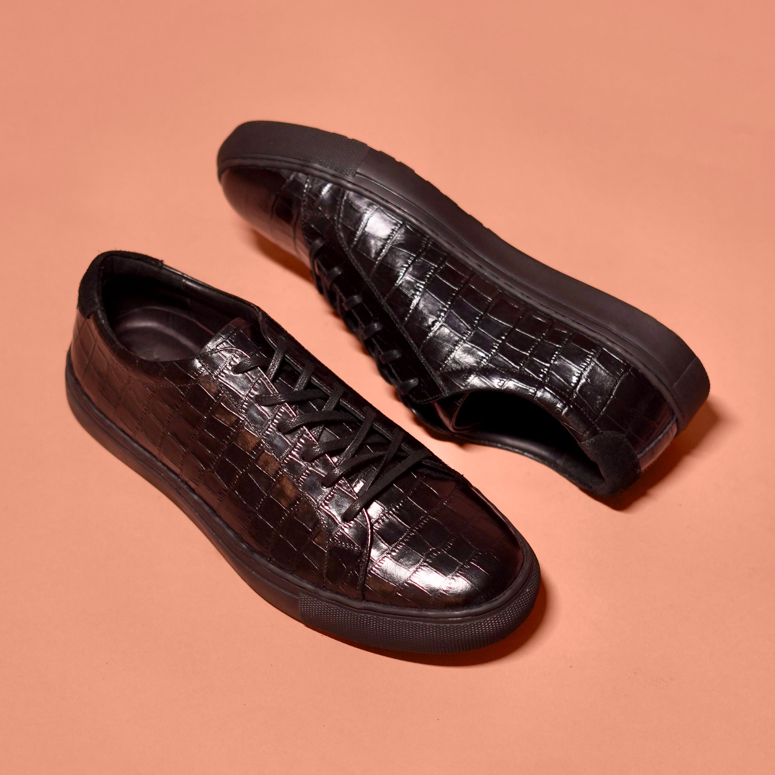 Scarpo Croco | Black textured classic leather boat shoes