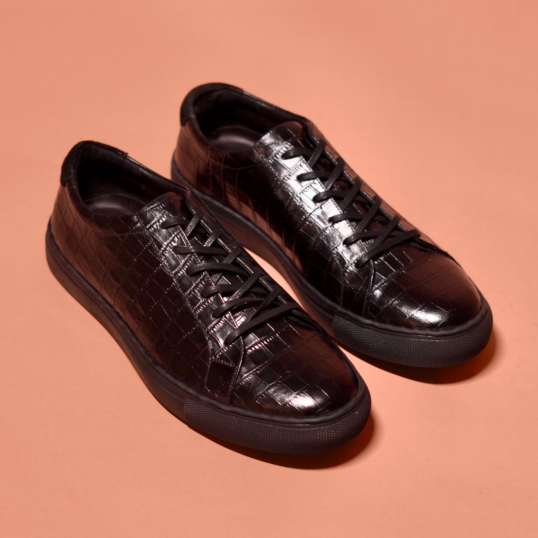 Scarpo Croco | Black textured classic leather boat shoes