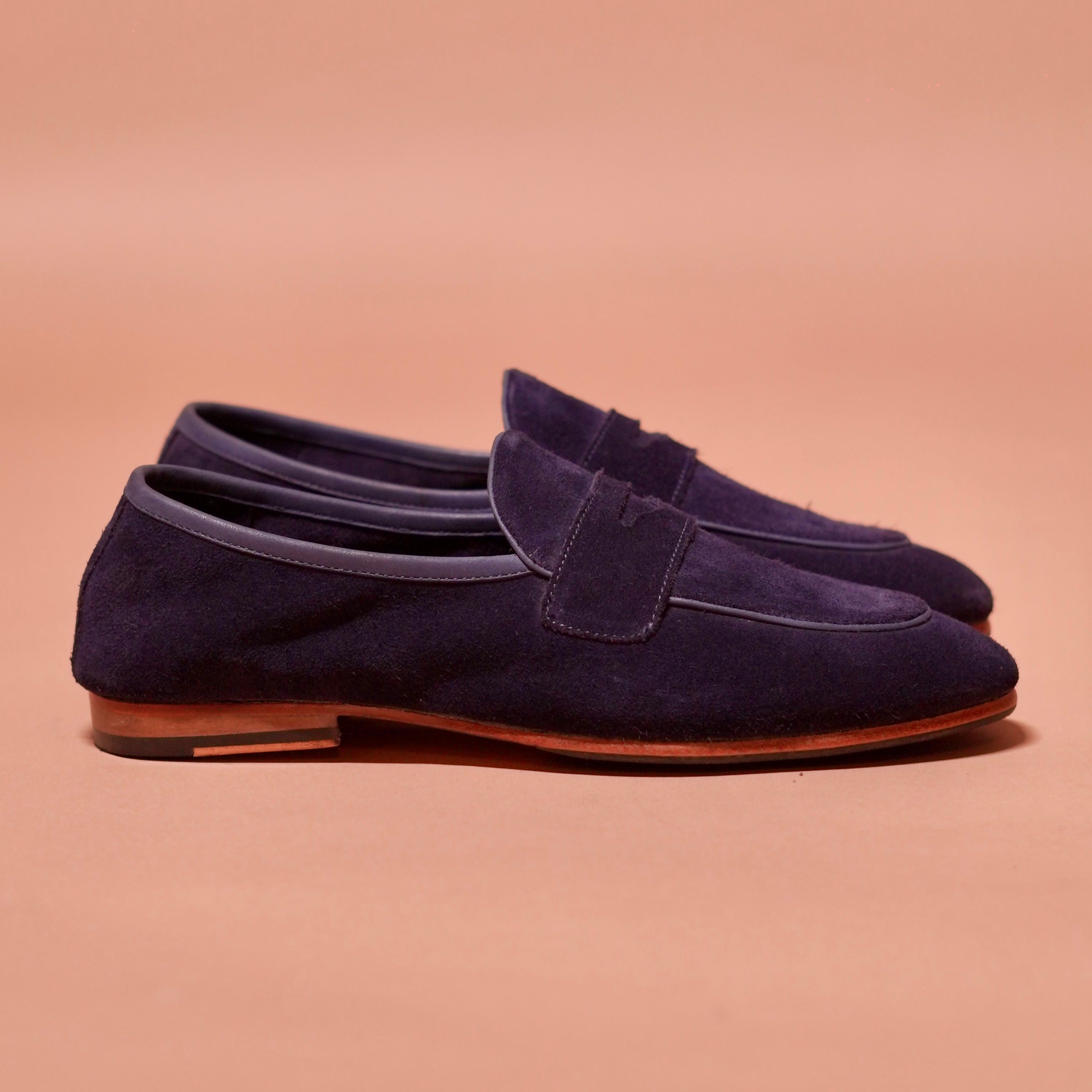 Side view of Flexo Azzurro showcasing its navy suede and natural sole