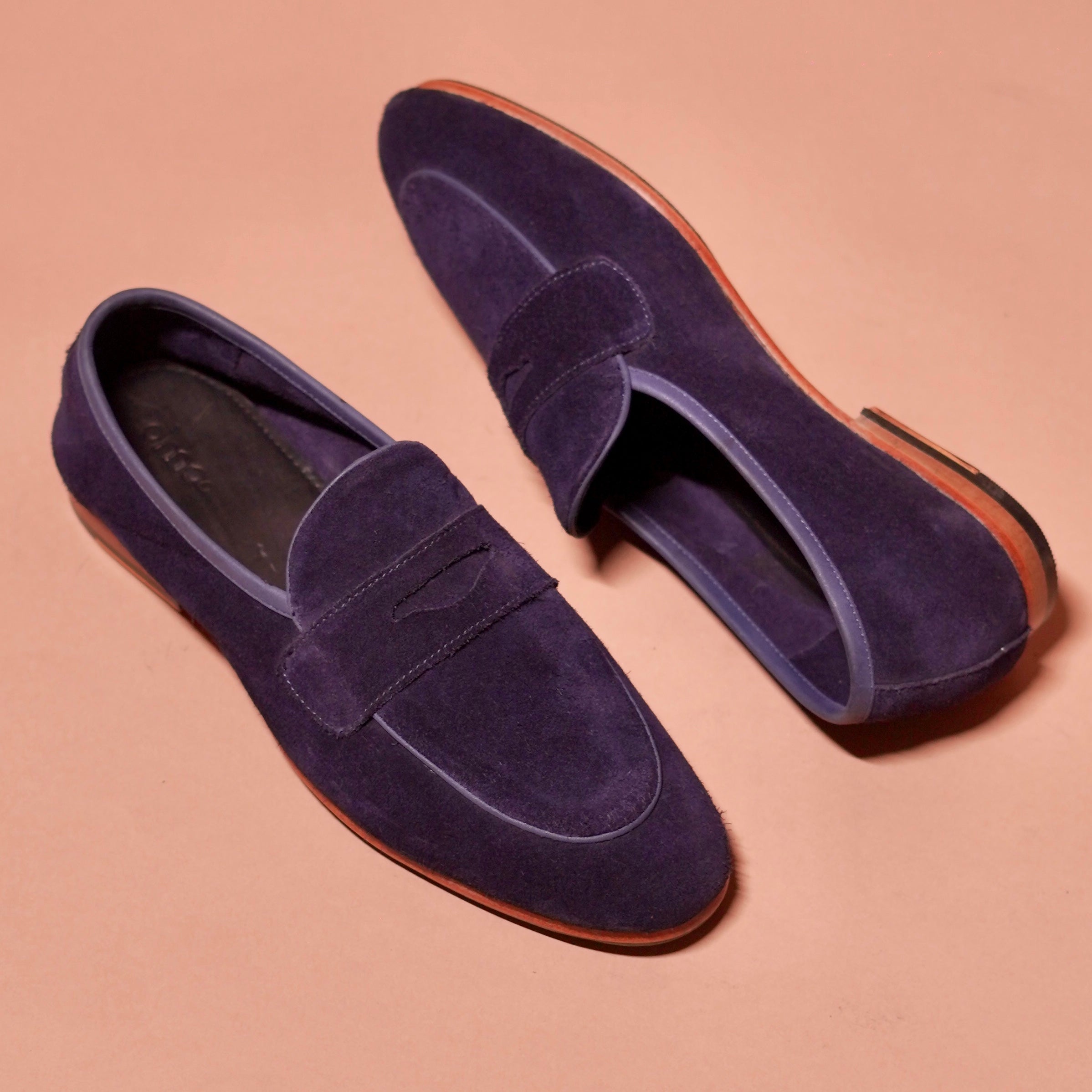 Close-up of Flexo Azzurro’s soft suede and blue leather accents