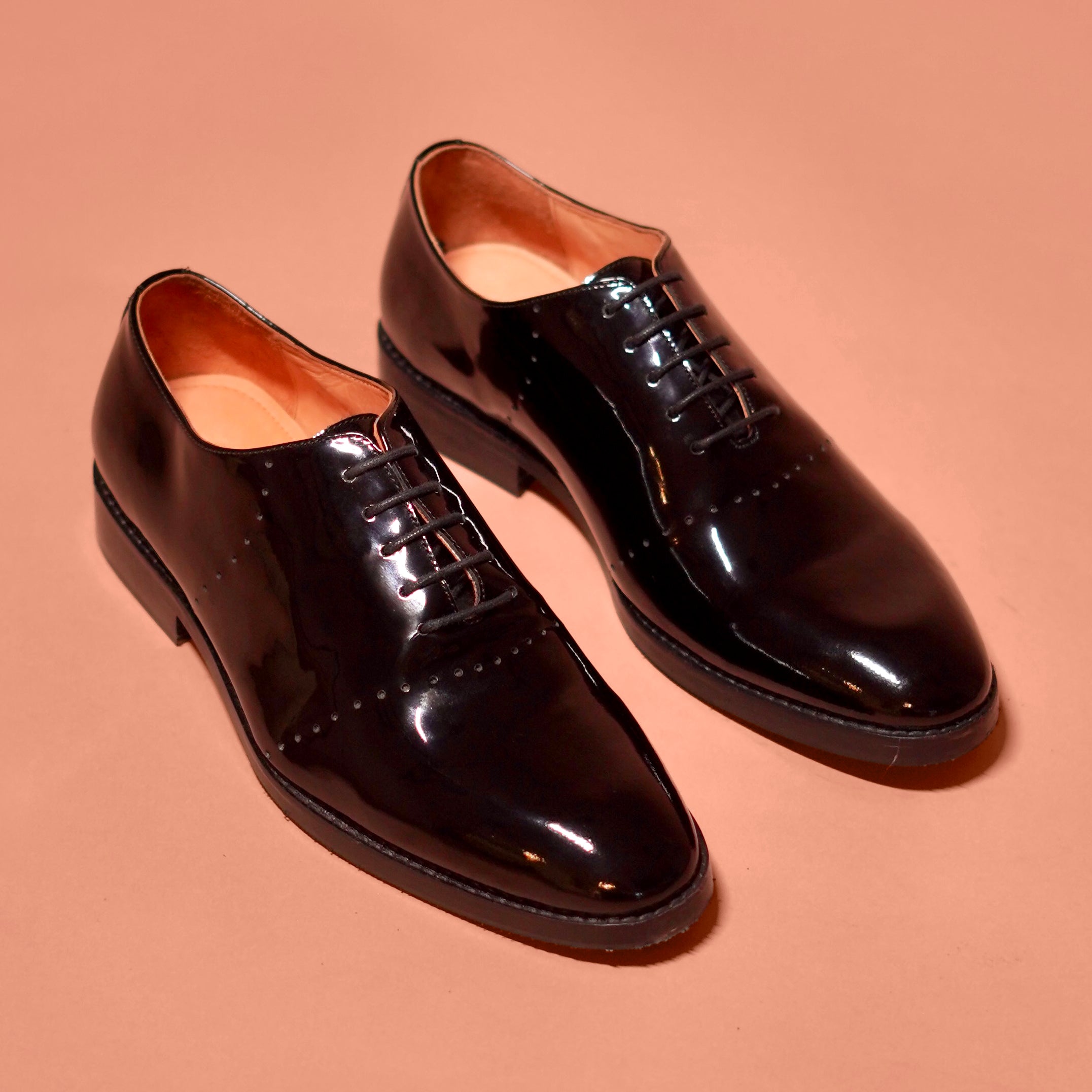 Carrero Lustro | Black patent leather riveted Oxfords
