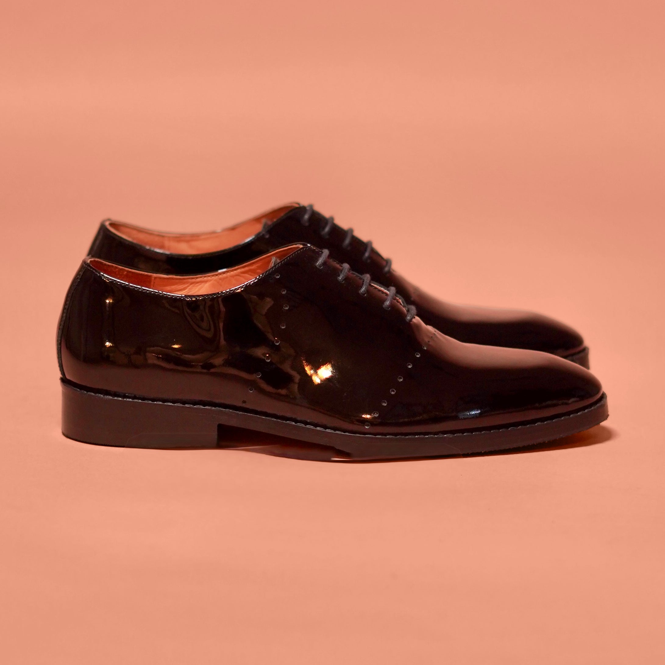 Carrero Lustro | Black patent leather riveted Oxfords