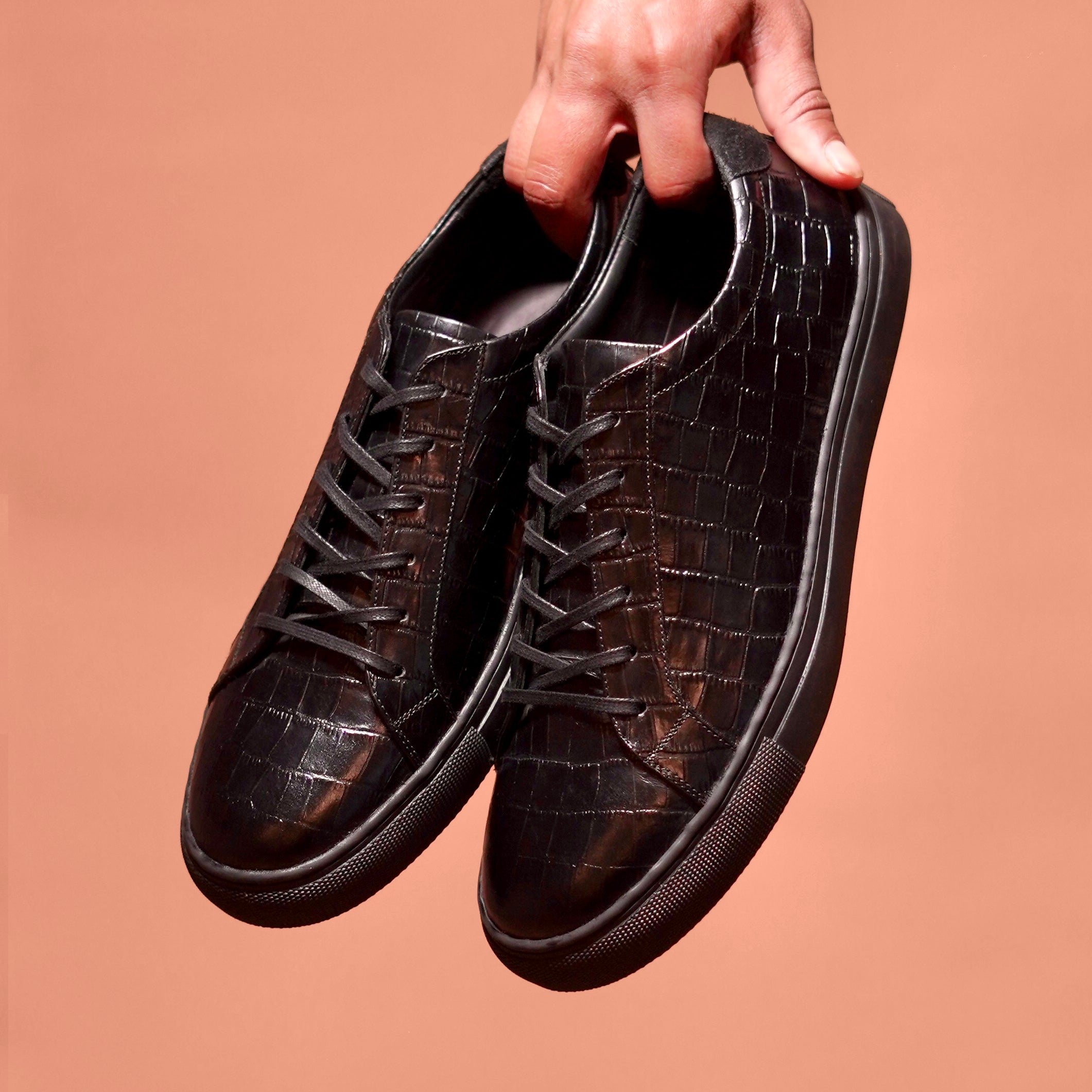 Scarpo Croco | Black textured classic leather boat shoes