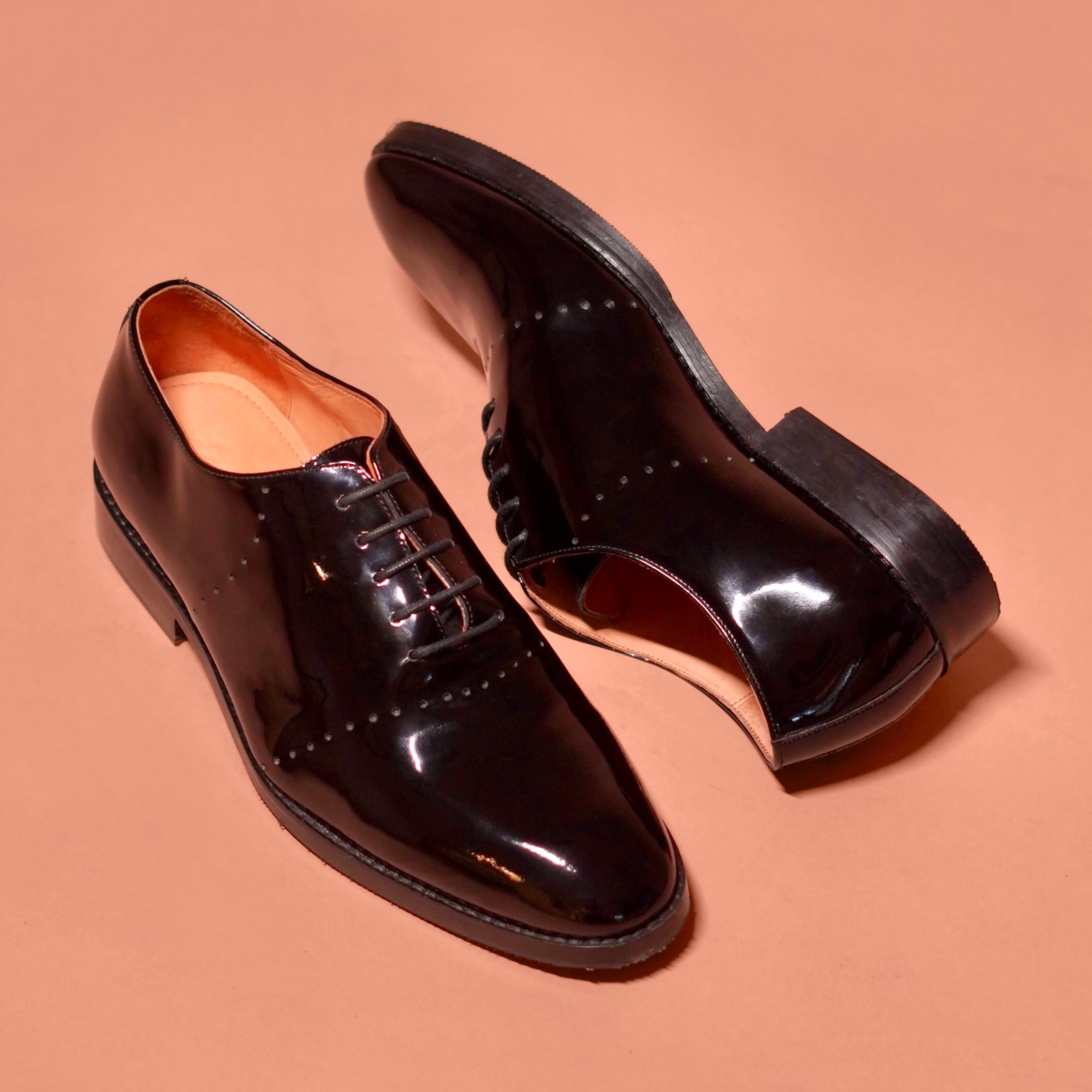 Carrero Lustro | Black patent leather riveted Oxfords