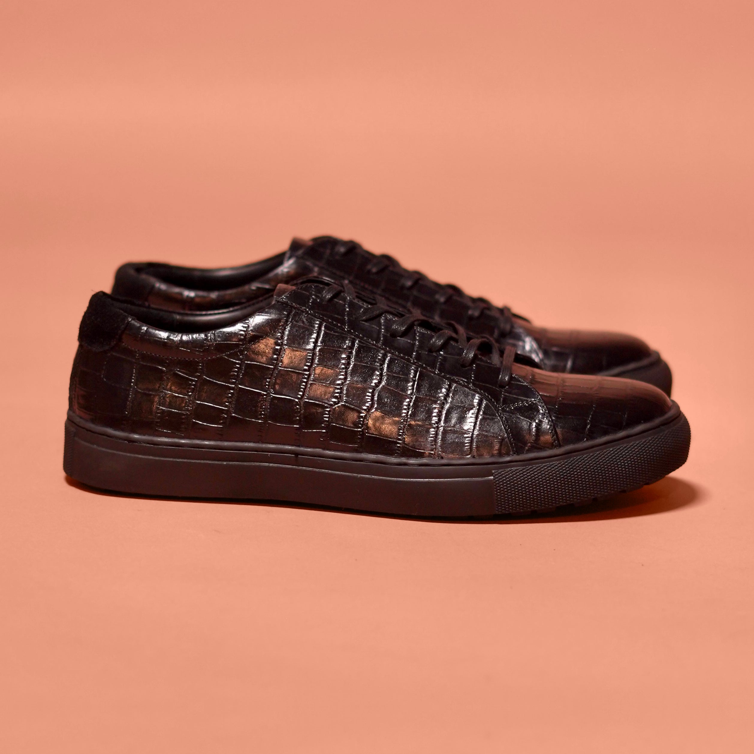 Scarpo Croco | Black textured classic leather boat shoes