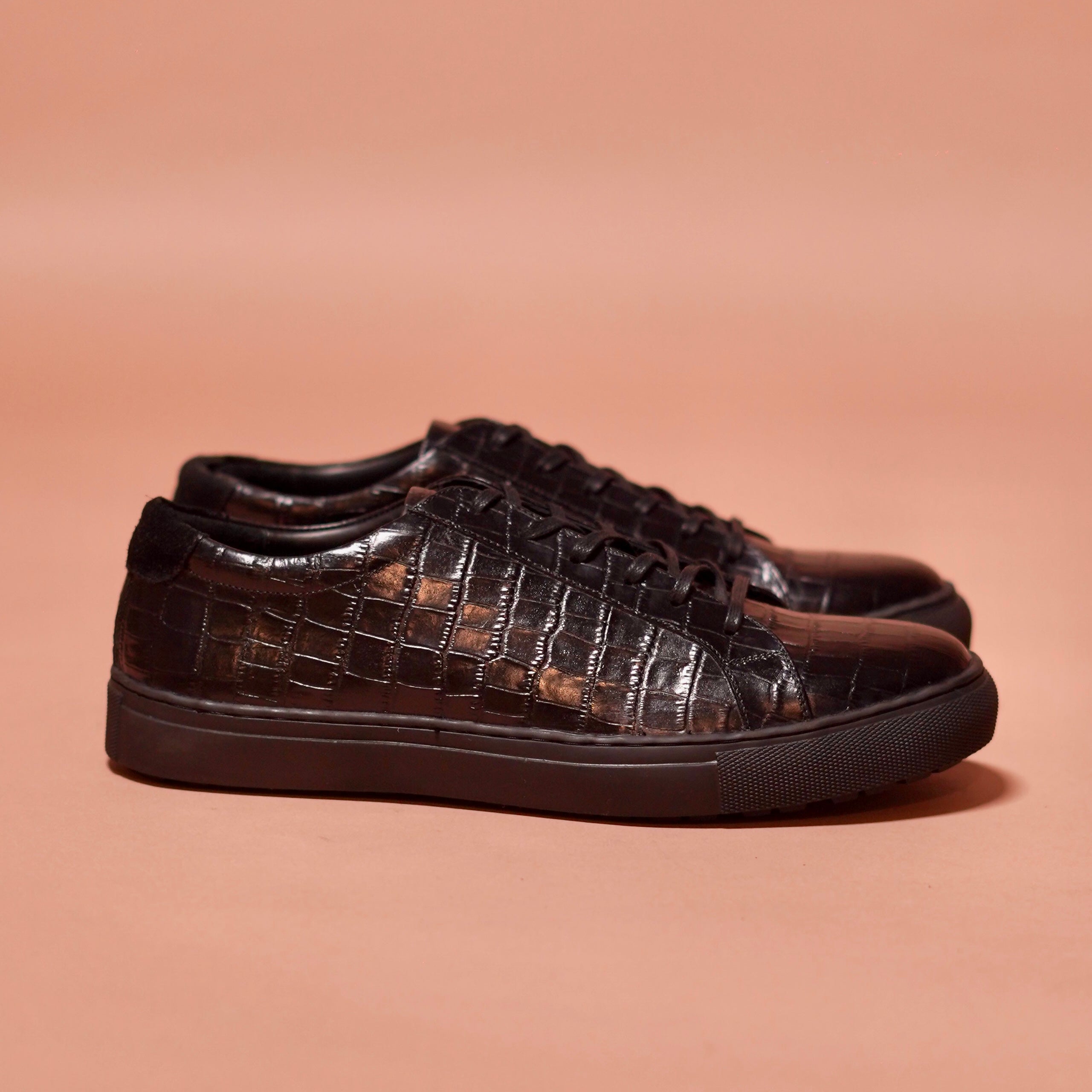Side view of Scarpo Croco showcasing croc-print leather and black cup sole