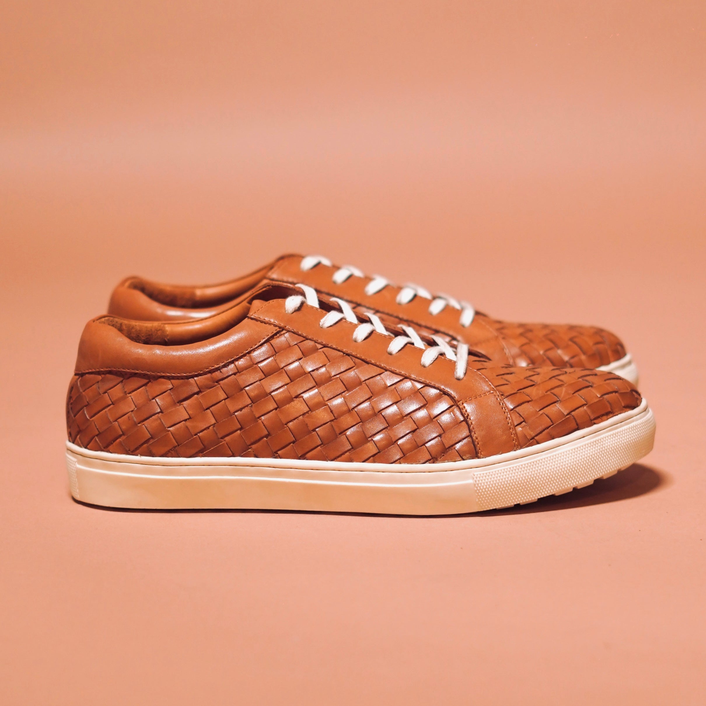 Side view of Scarpo Tesso showcasing the hand-woven leather upper