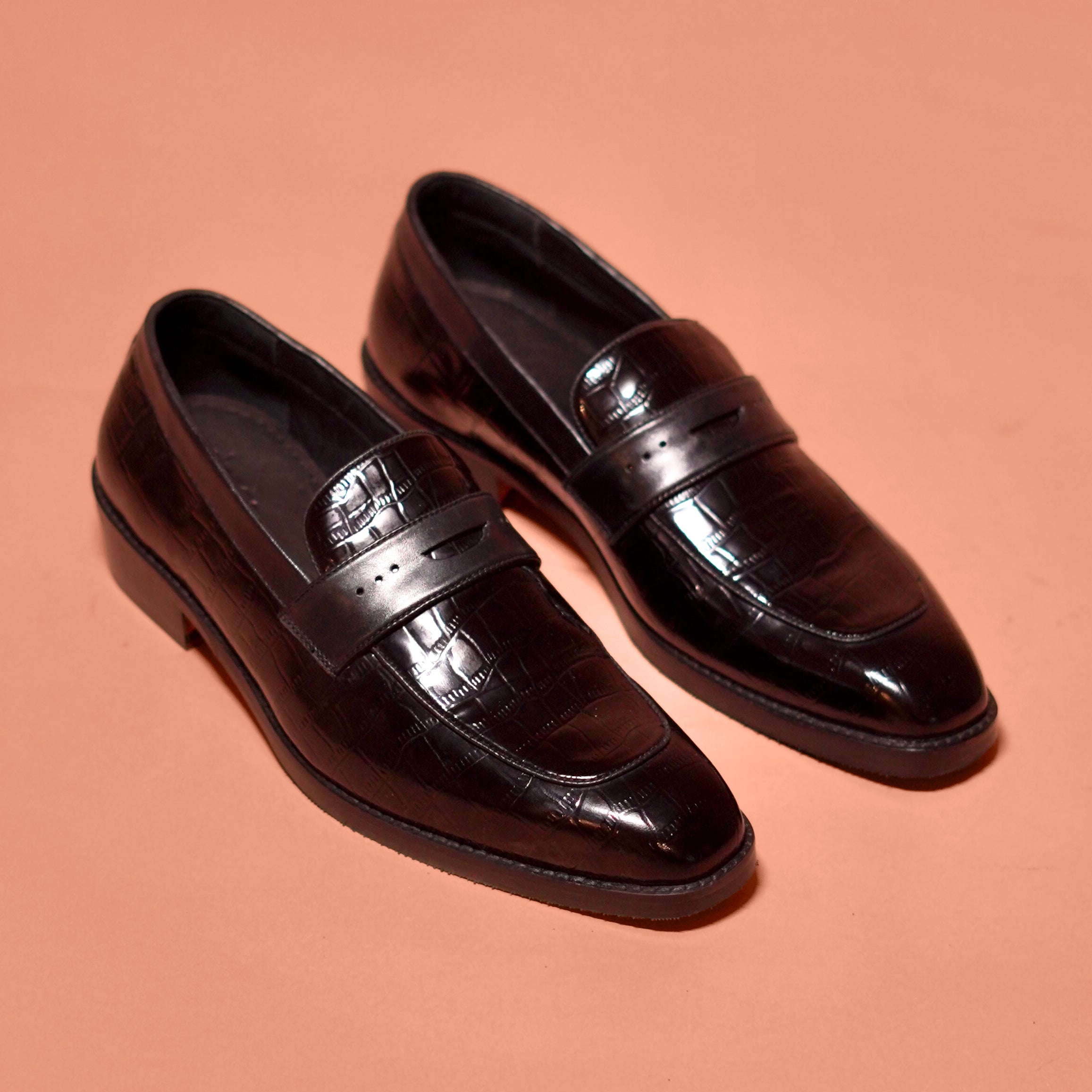 Motivo Croco | Black croc print penny loafers