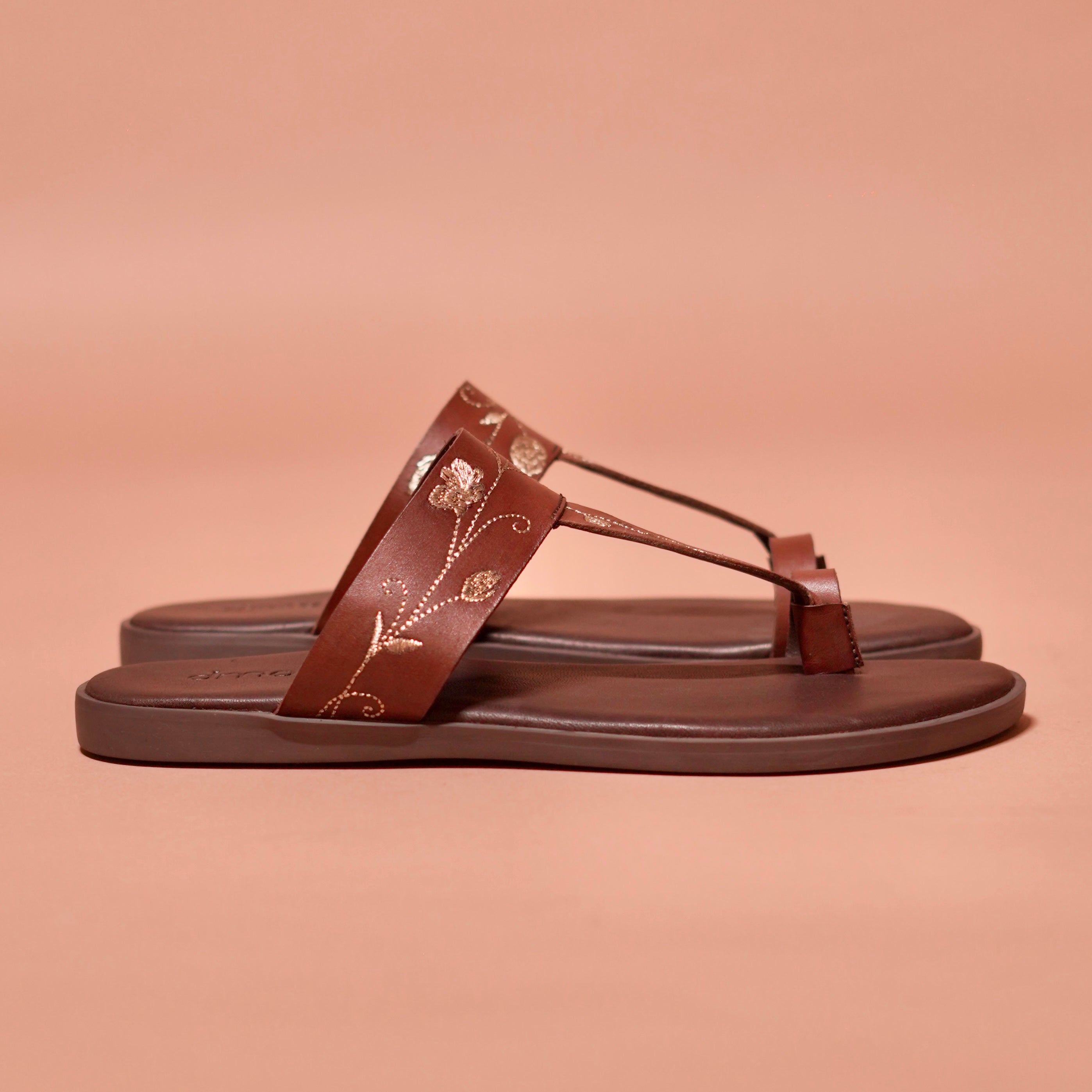 Side view of Pelle Chocro Ricamo highlighting its embroidered strap