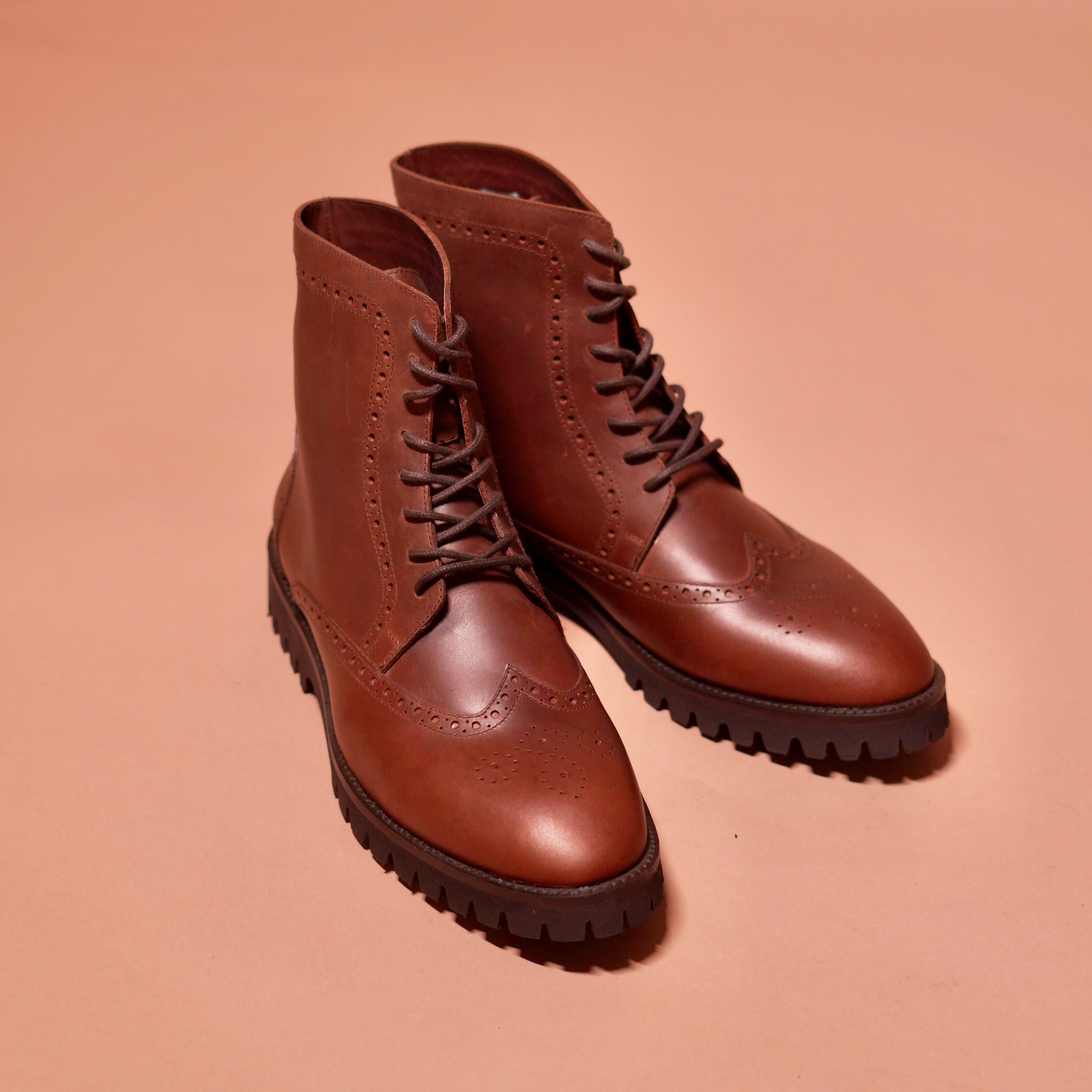 Close-up of Sprazzo Leggero’s lace-up pattern and leather texture